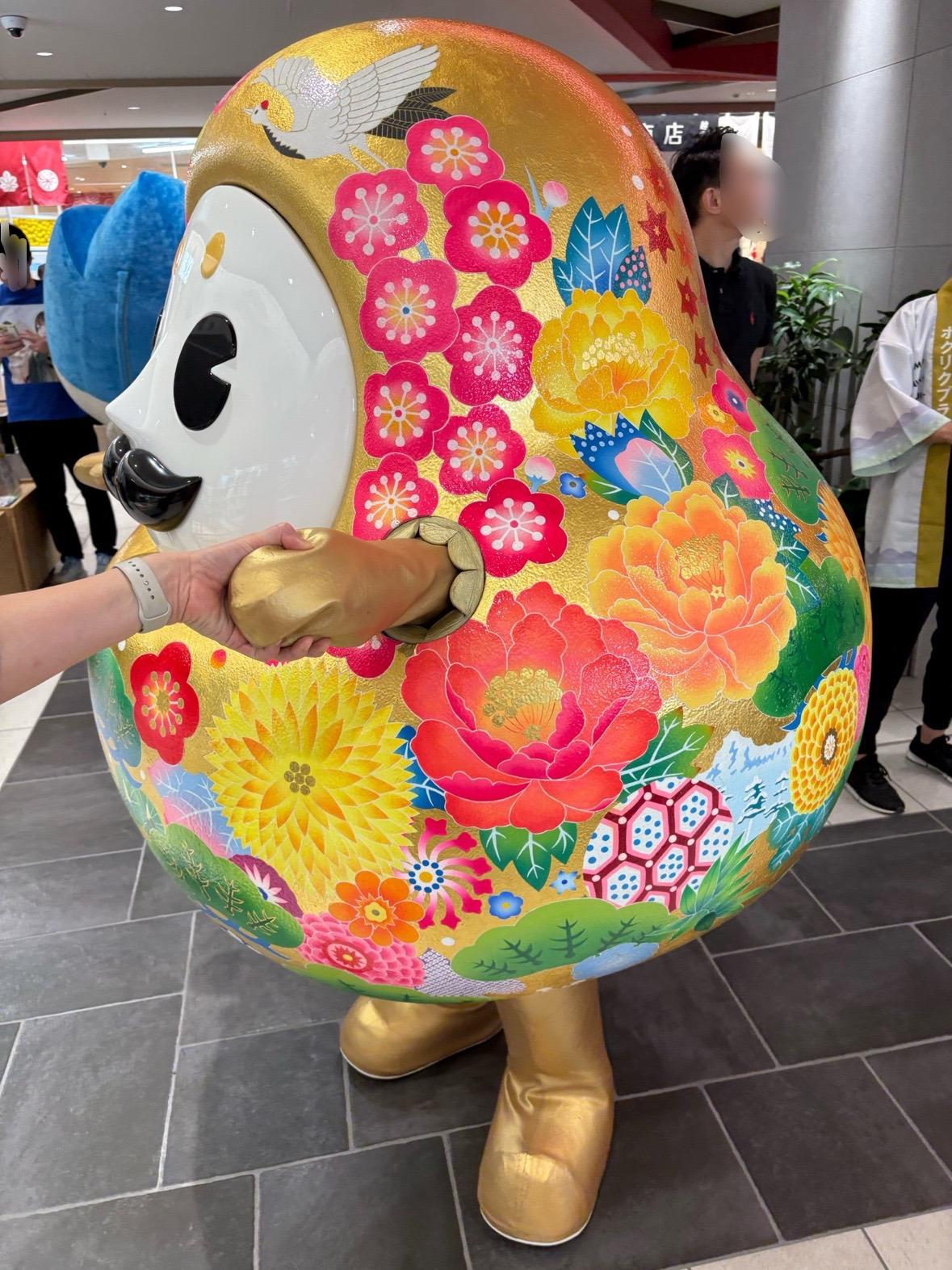 握手に応じるひゃくまんさん！