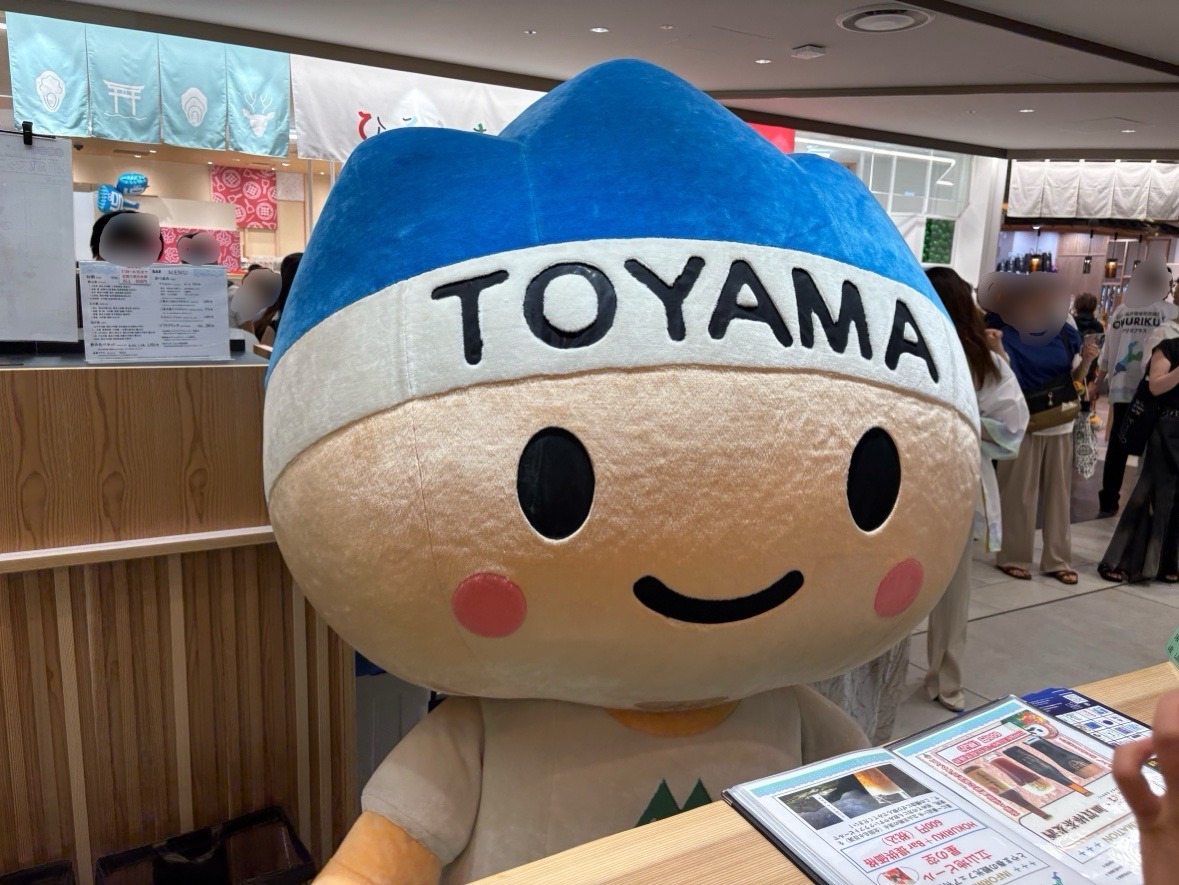 バーでジュースを注文するきときと君