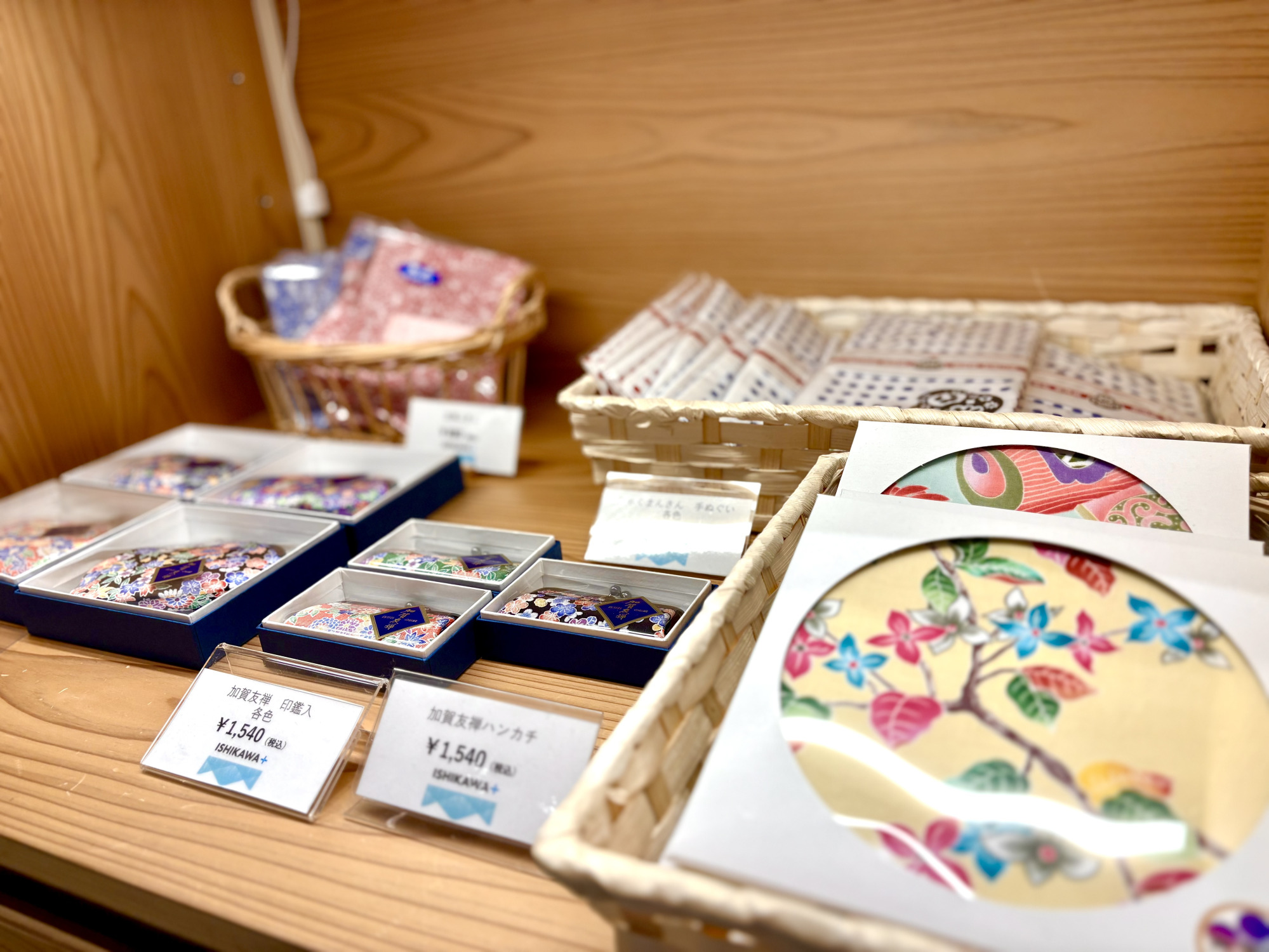 加賀友禅の鮮やかなハンカチが目を惹く