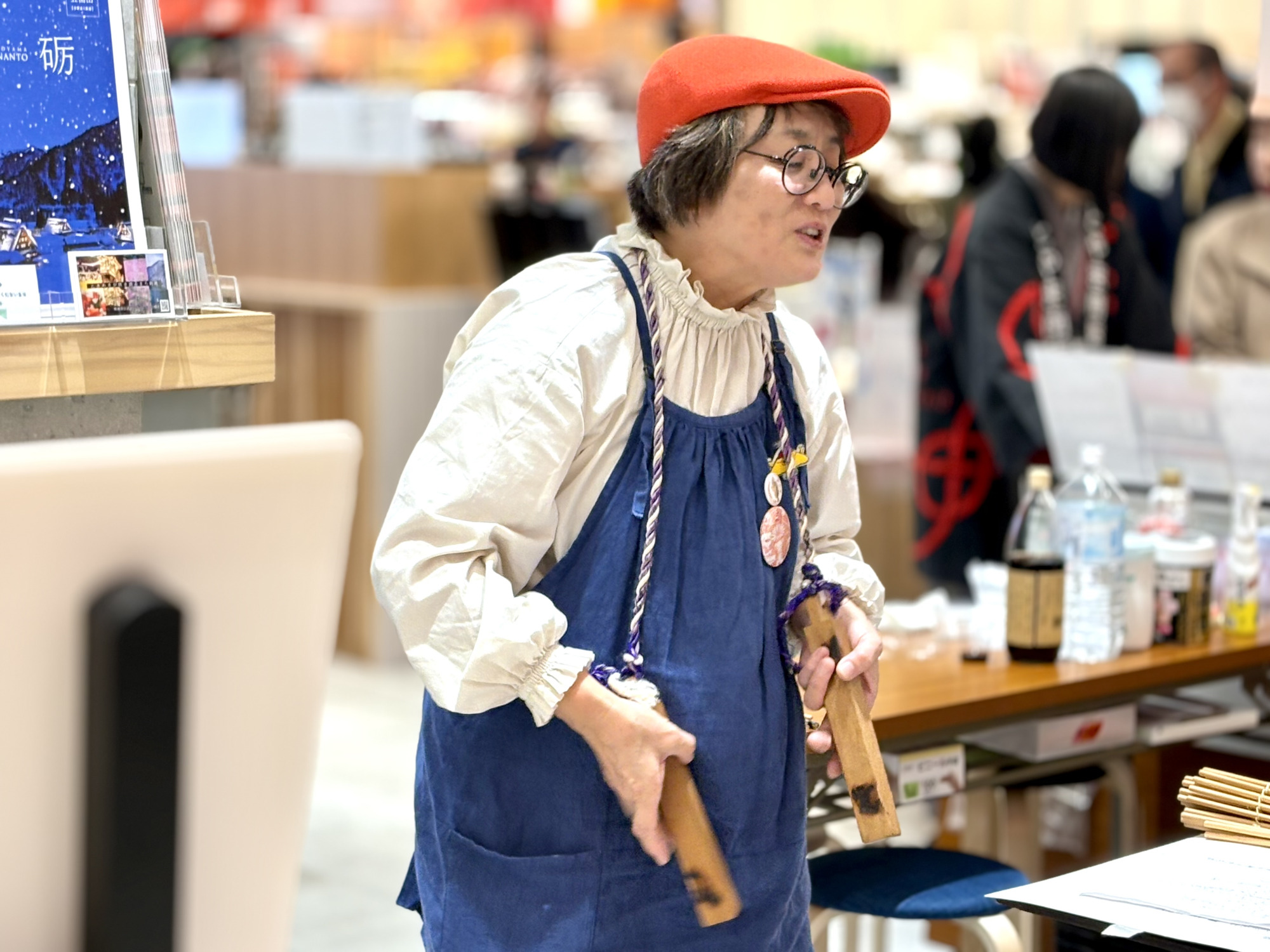 時折拍子木を使ってリズムを作ります。講談のようでもありました。