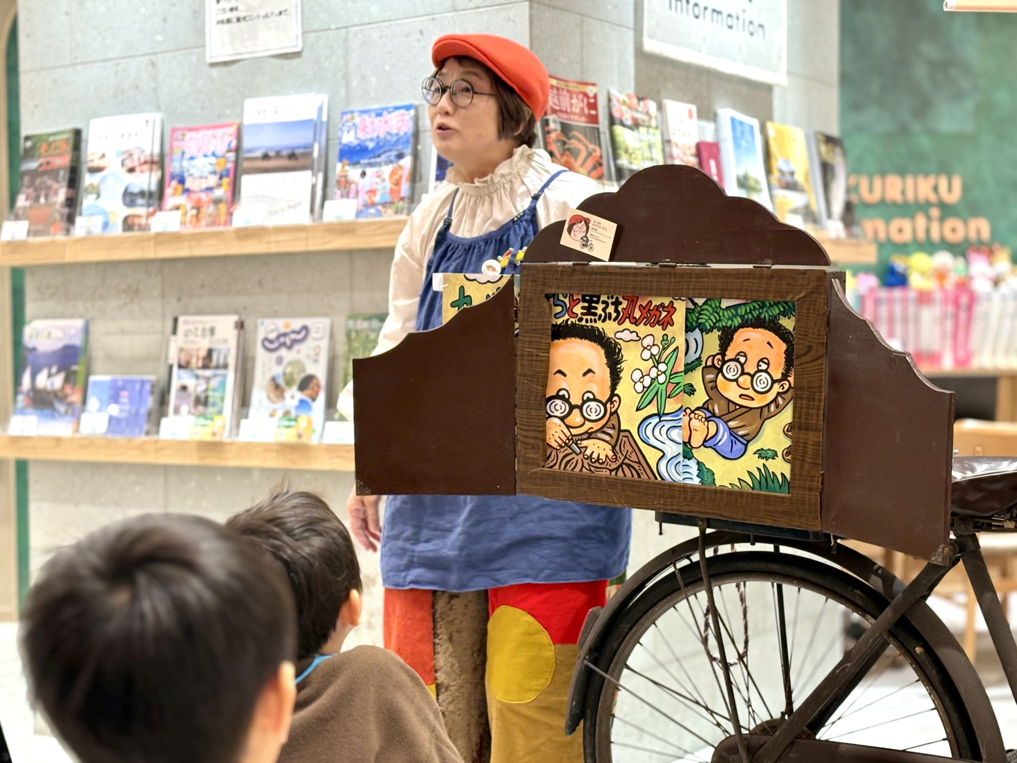 有名な版画家の棟方志功さんが主人公のお話です。