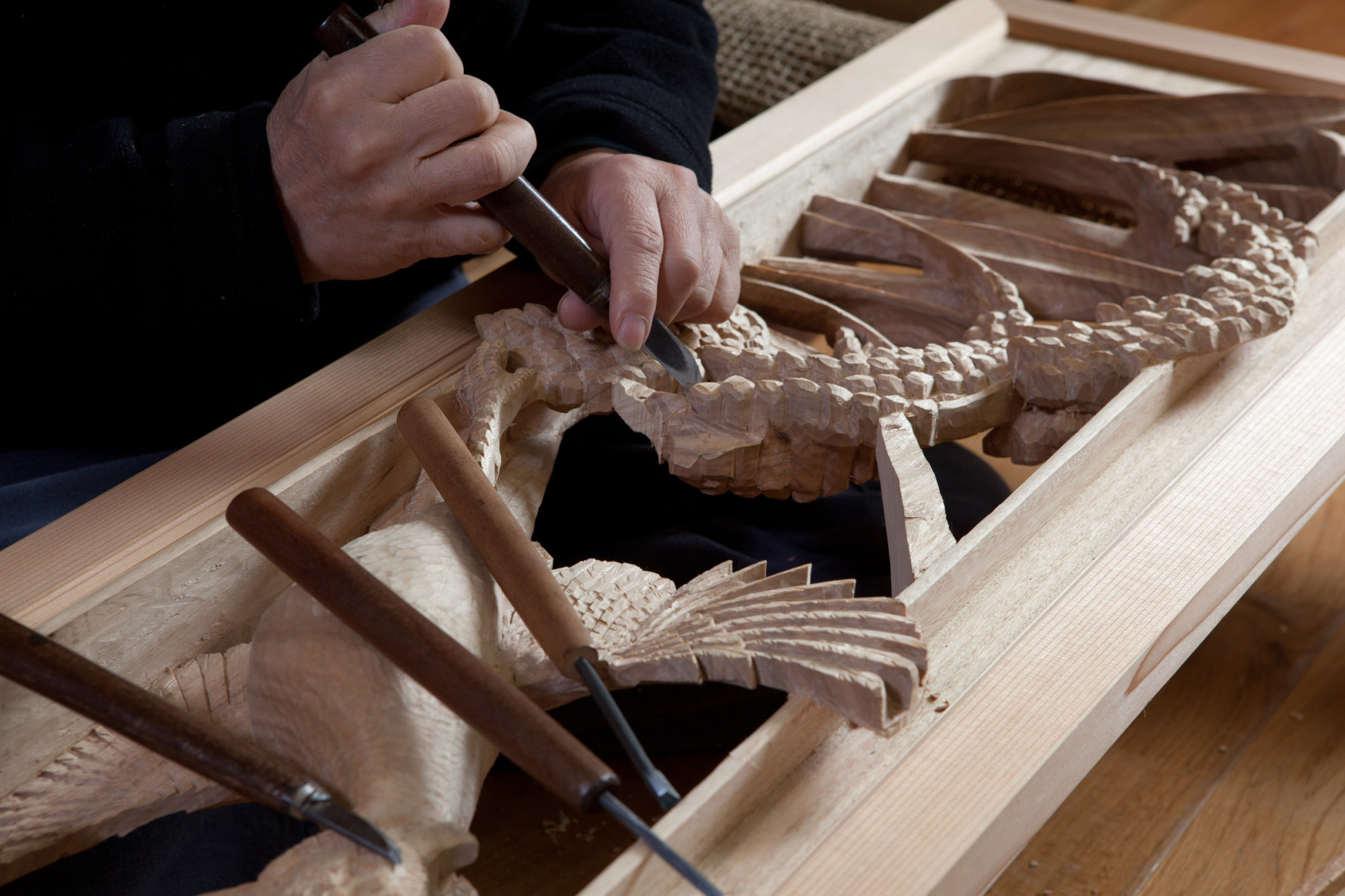 伝統的な井波彫刻はまさに職人技。特に欄間においてはその技術が光る。　写真提供：（公社）とやま観光推進機構