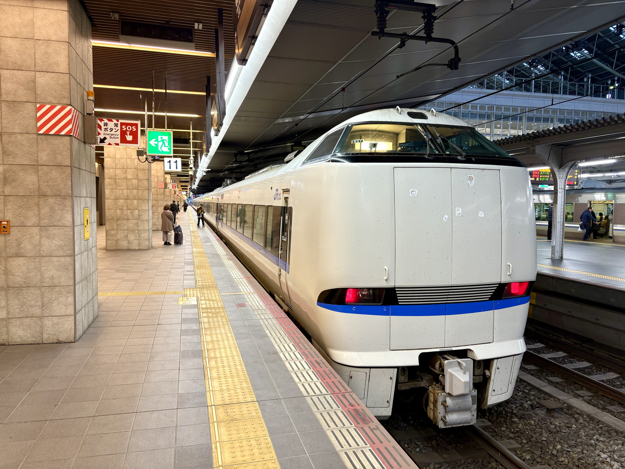 大阪駅の一番端、11番ホームから発車します。
