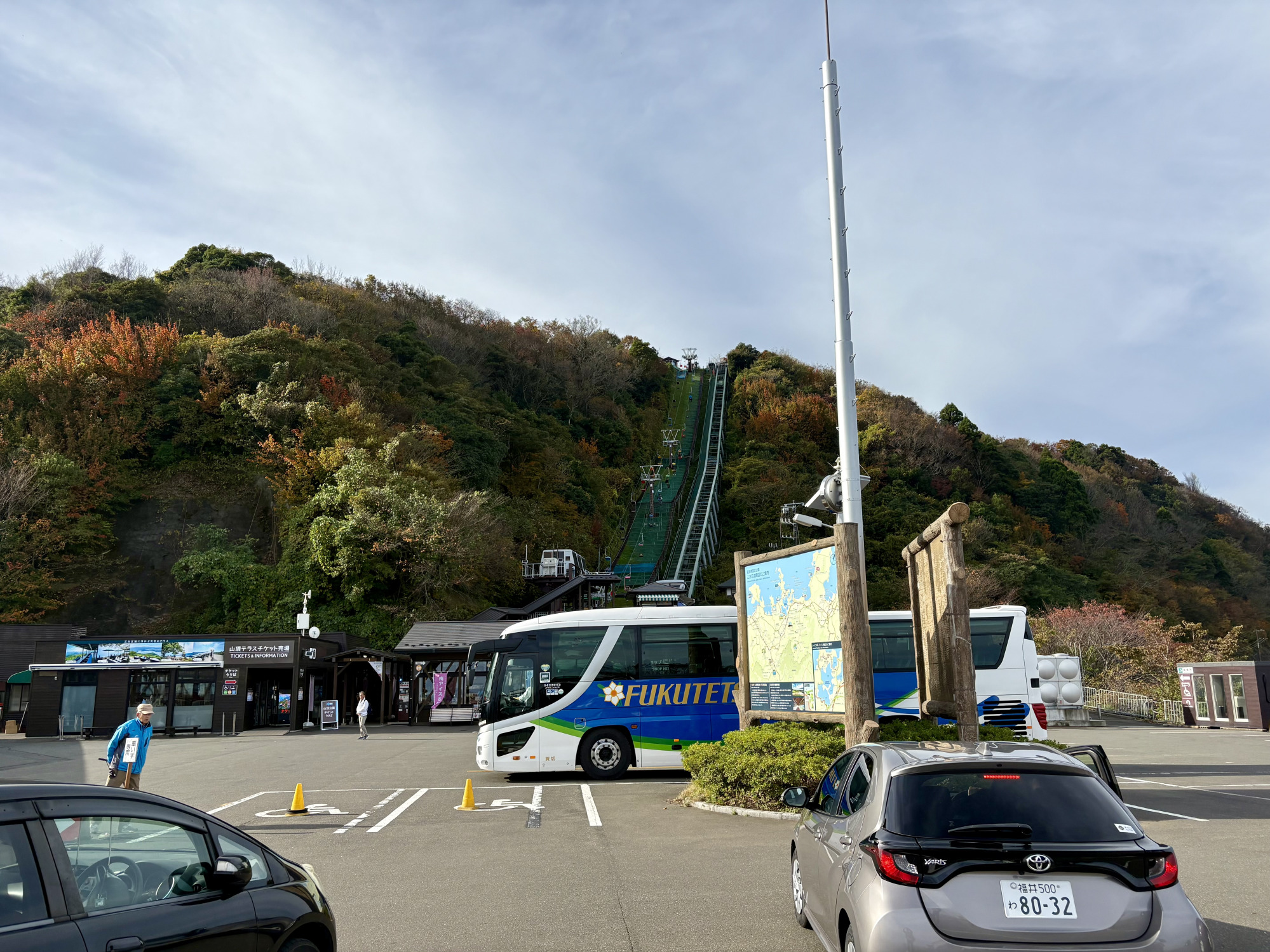 山の上に伸びているリフトとケーブルカー