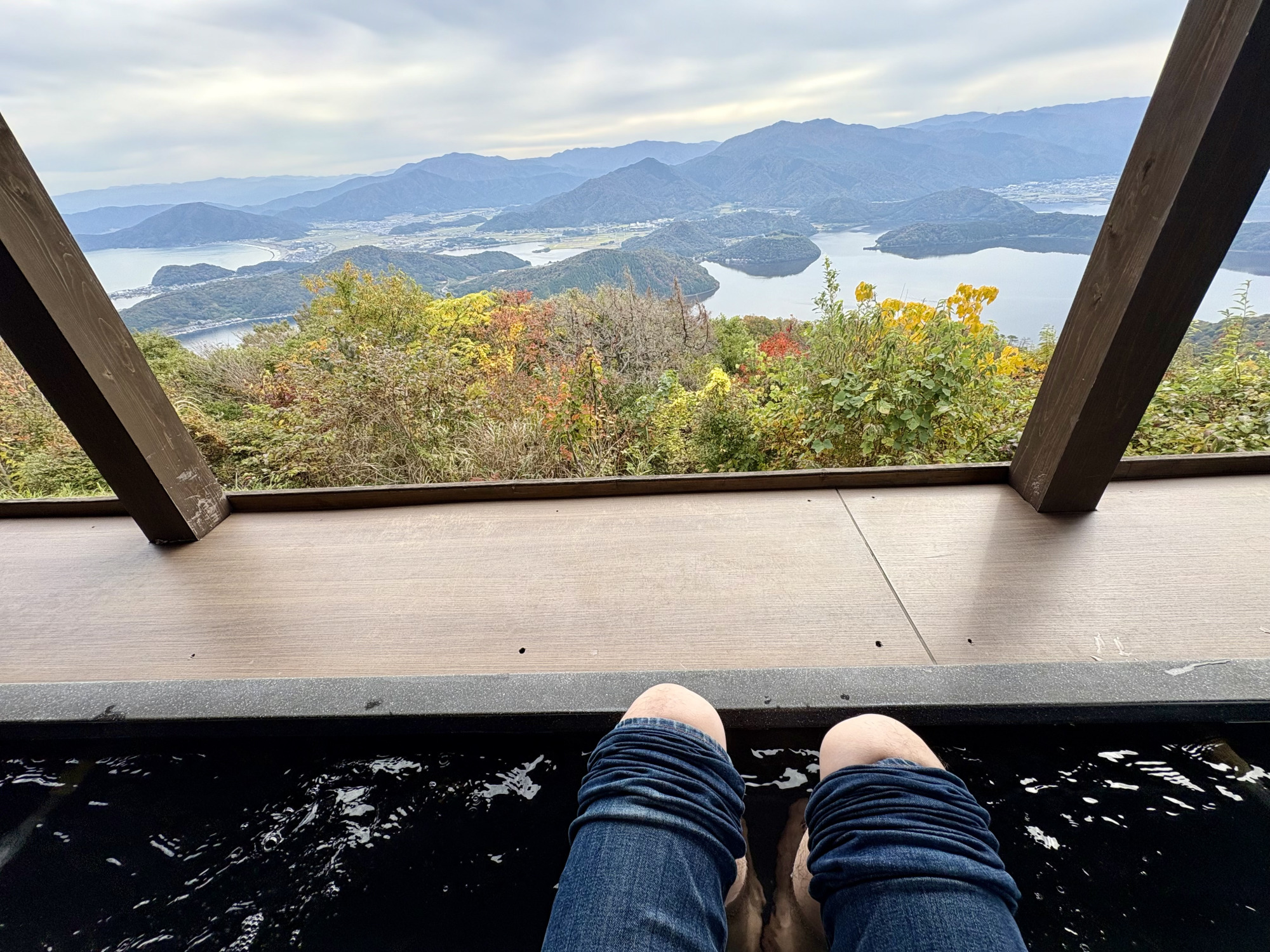 足湯しながらの絶景！タオルも100円で販売してました