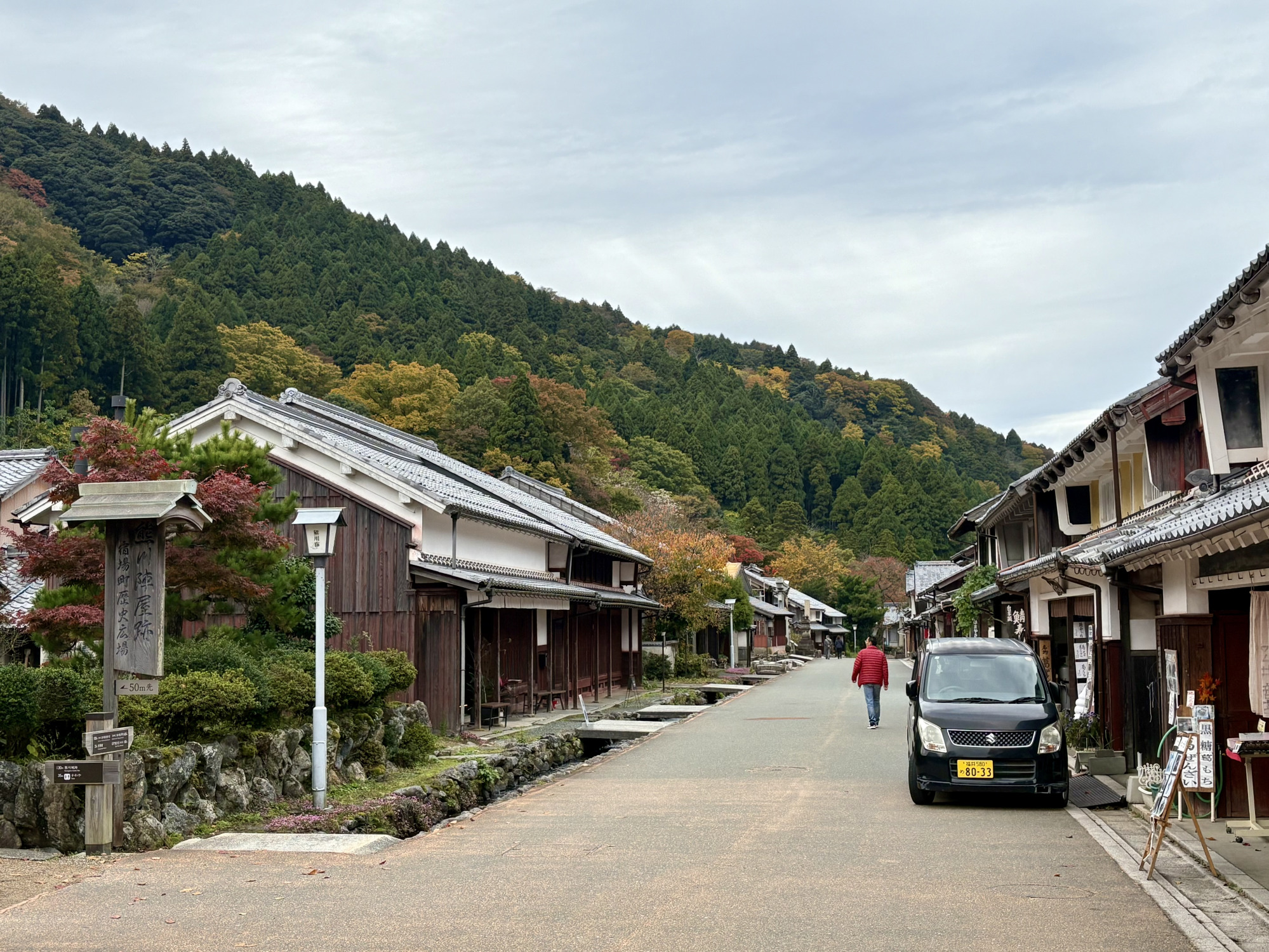 歴史的な町並みと、道の脇を流れる水路が印象的。