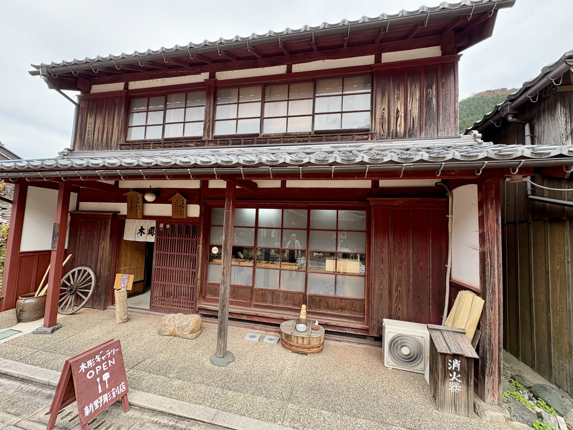 若州忍者道場は、彫刻の本場である富山県井波で修業をされた職人さんの彫刻店でもあります。