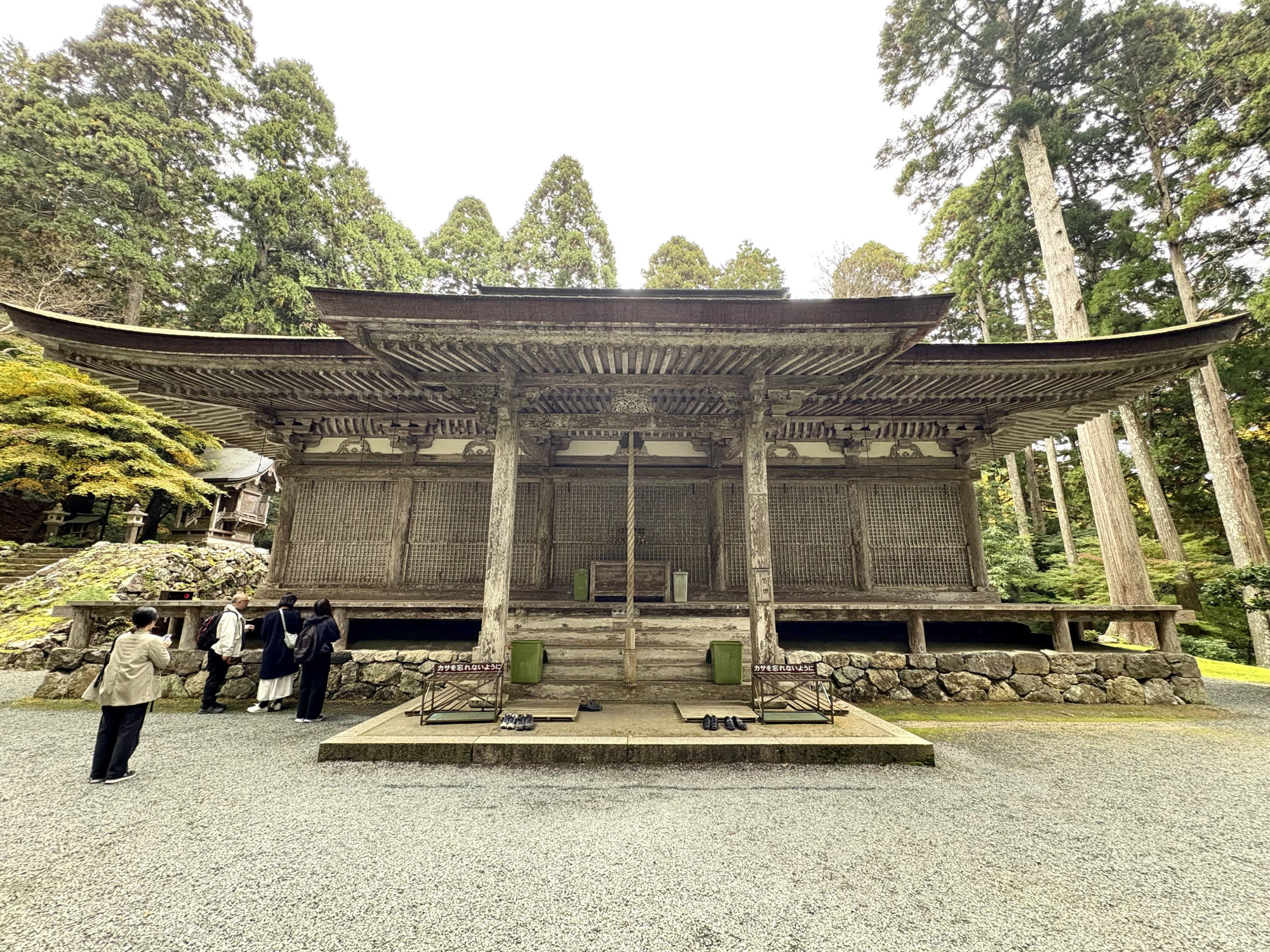 なんとも美しい本堂。中にも入れます。