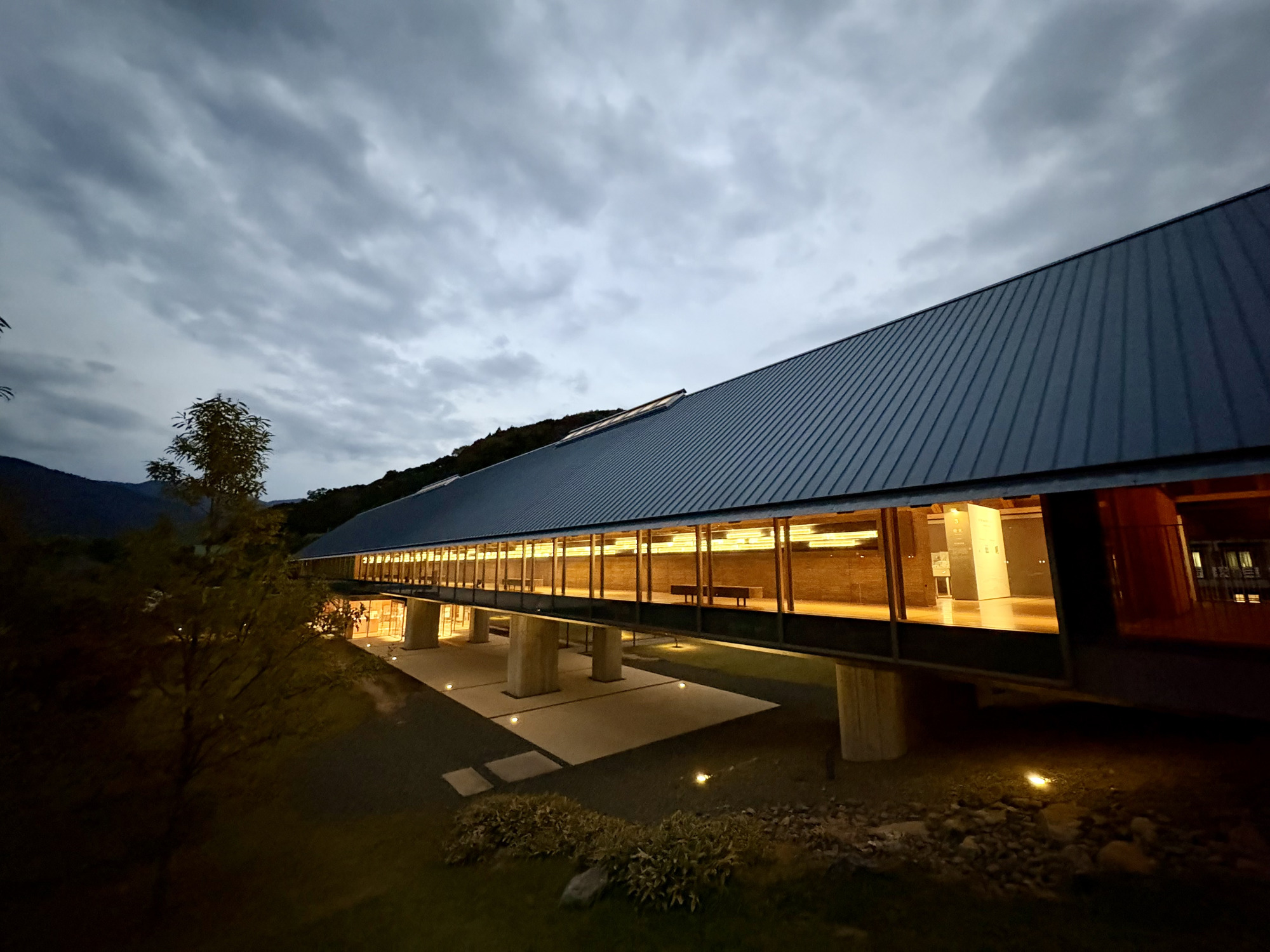 夜は年縞が美しく光り、建物の外からも楽しめます。